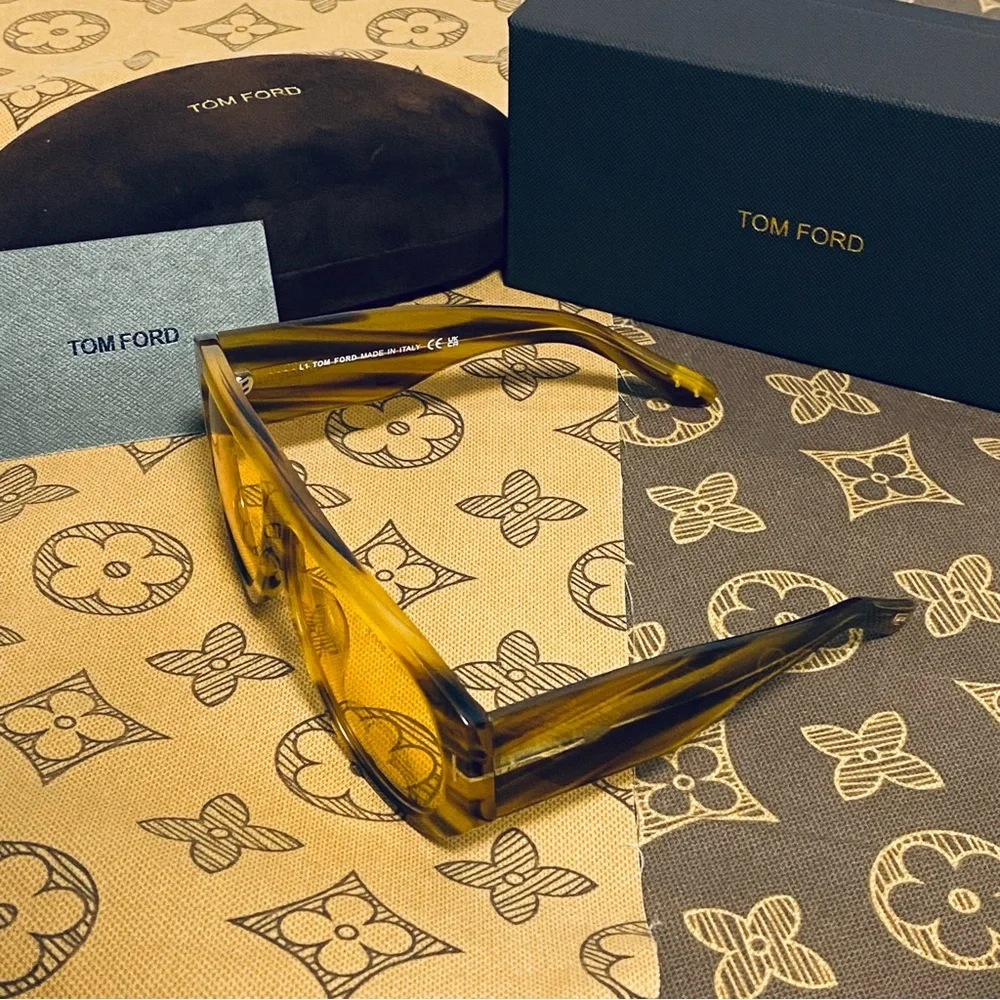 Tom Sunglasses with Yellow
Lenses - Picture 6 of 8